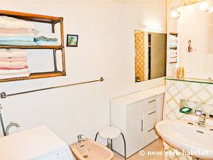 Paris T3 logement location appartement - salle de bain 1 (PA-2696) photo 2 sur 2 Paris T3 logement location appartement - salle de bain 1 (PA-2696) photo 2 sur 2