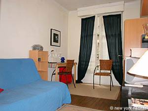 Paris Studio apartment living room photo 27