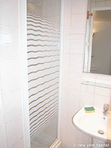 Paris Studio apartment bathroom photo 25