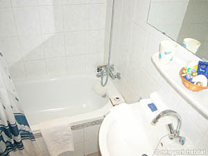 Paris T2 appartements location vacances - salle d'eau 1 (PA-2932) photo 1 de 3