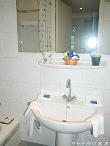 Paris T2 appartements location vacances - salle d'eau 1 (PA-2932) photo 2 de 3