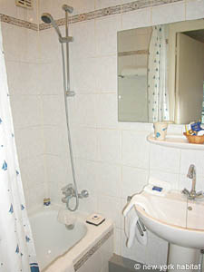 Paris T2 appartements location vacances - salle d'eau 1 (PA-2932) photo 3 de 3
