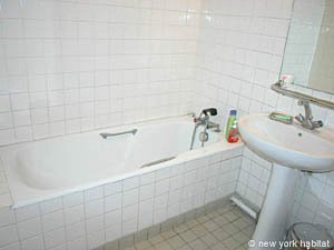 Paris Alcove Studio accommodation bathroom photo 3