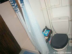 Paris Studio accommodation bathroom photo 6
