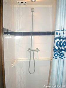 Paris Studio accommodation bathroom photo 7