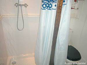 Paris Studio accommodation bathroom photo 8