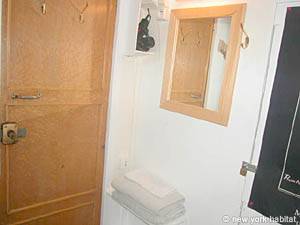 Paris Studio accommodation bathroom photo 9