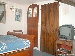 Paris Studio accommodation living room photo 15
