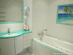 Paris 2 Bedroom apartment - bathroom 1 (PA-3007) photo 1 of 3