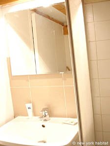 Paris Studio accommodation - bathroom (PA-3028) photo 3 of 4