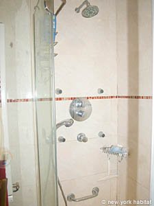 Paris T4 - Duplex appartements location vacances - salle d'eau 1 (PA-3032) photo 3 de 4