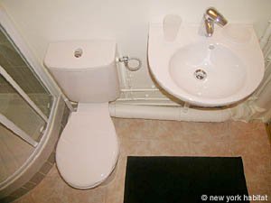 Paris Studio accommodation bathroom photo 4