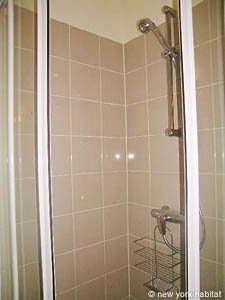 Paris Studio accommodation bathroom photo 5