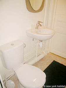 Paris Studio accommodation bathroom photo 6