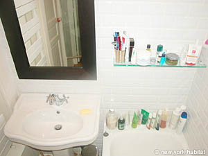 Paris 1 Bedroom apartment - bathroom 1 (PA-3063) photo 2 of 5