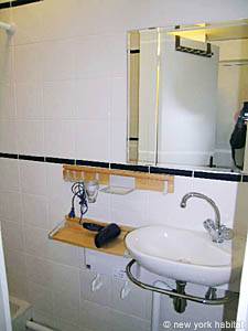 Paris Studio/T1 appartements location vacances - salle d'eau (PA-3089) photo 2 de 4