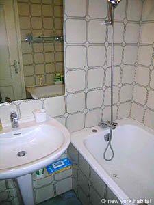 Paris Studio accommodation - bathroom (PA-3188) photo 1 of 4