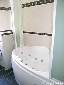 Paris 1 Bedroom apartment - bathroom 1 (PA-3224) photo 4 of 5
