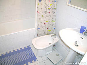 Paris 2 Bedroom apartment - bathroom 1 (PA-3308) photo 2 of 2