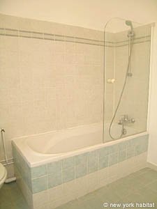 Paris 4 Bedroom apartment - bathroom 1 (PA-3320) photo 1 of 4