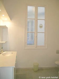 Paris 4 Bedroom apartment - bathroom 1 (PA-3320) photo 2 of 4