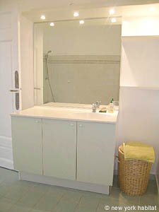 Paris 4 Bedroom apartment - bathroom 1 (PA-3320) photo 3 of 4