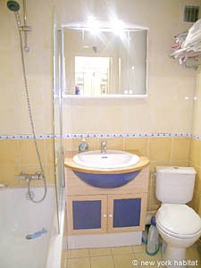 Paris T2 appartements location vacances - salle d'eau (PA-3322) photo 1 de 2