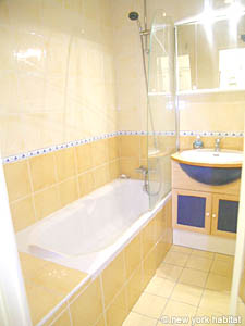 Paris T2 appartements location vacances - salle d'eau (PA-3322) photo 2 de 2