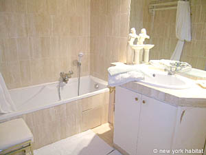 Paris T3 appartements location vacances - salle d'eau 1 (PA-3362) photo 1 de 4