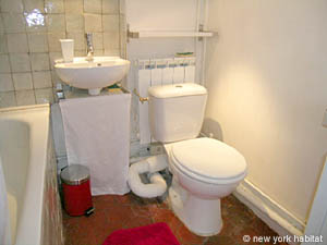 Paris Alcove Studio accommodation bathroom photo 17