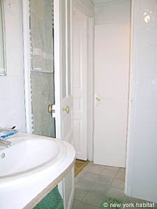 Paris 2 Bedroom accommodation - bathroom 1 (PA-3409) photo 3 of 4