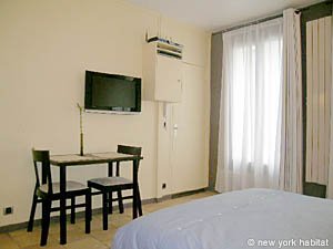Paris Studio accommodation living room photo 17