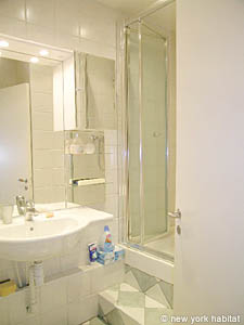 Paris T2 appartements location vacances - salle d'eau 1 (PA-3454) photo 1 de 3