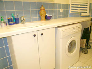 Paris Studio accommodation - bathroom (PA-3587) photo 3 of 3