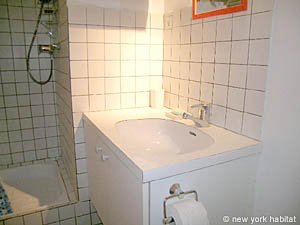 Paris Studio/T1 appartements location vacances - salle d'eau (PA-3600) photo 2 de 4