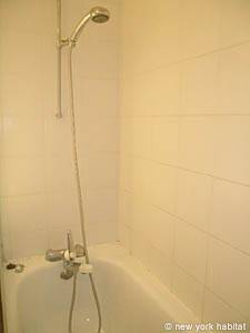 Paris T4 appartements location vacances - salle d'eau 1 (PA-3633) photo 2 de 5