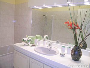 Paris T2 appartements location vacances - salle d'eau 1 (PA-3640) photo 2 de 3