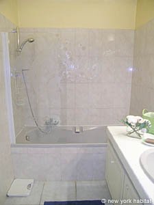Paris T2 appartements location vacances - salle d'eau 1 (PA-3640) photo 1 de 3