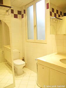Paris 2 Bedroom apartment - bathroom 1 (PA-3655) photo 3 of 4