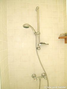 Paris Studio accommodation bathroom photo 14