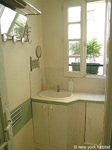 Paris Studio accommodation bathroom photo 16