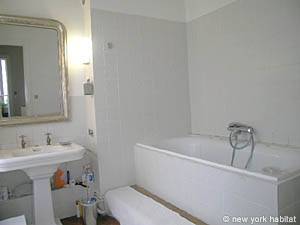 Paris 2 Bedroom apartment - bathroom 1 (PA-3799) photo 1 of 2