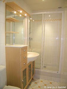 Paris Studio/T1 appartements location vacances - salle d'eau (PA-3843) photo 2 de 5
