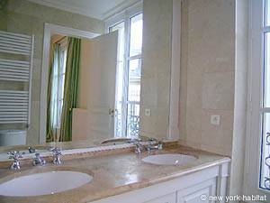 Paris T3 appartements location vacances - salle d'eau 1 (PA-3878) photo 1 de 3