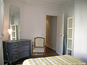 Paris T2 appartement location vacances - chambre (PA-3915) photo 2 sur 4