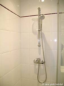 Paris T2 appartement location vacances - salle de bain 1 (PA-3915) photo 2 sur 3