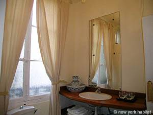 Paris 2 Bedroom apartment - bathroom 1 (PA-3921) photo 2 of 6