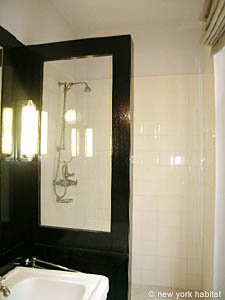 Paris 1 Bedroom apartment - bathroom 1 (PA-4006) photo 2 of 3