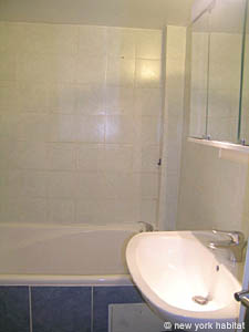 Paris 2 Bedroom apartment - bathroom 1 (PA-4016) photo 1 of 2