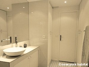 Paris 2 Bedroom accommodation - bathroom 1 (PA-4300) photo 3 of 3